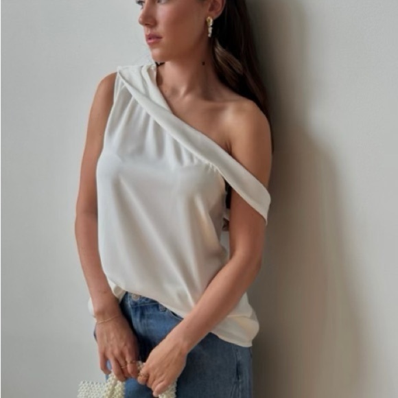 RUMORED Catalina Top In White - Picture 3 of 5